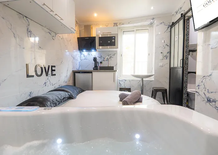 Le Saphir & Jacuzzi 마노스크